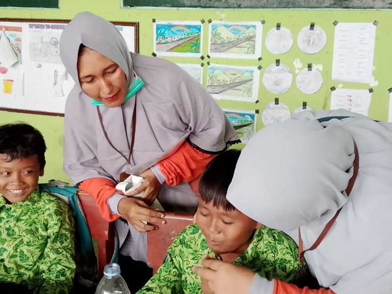 PEMBERIAN OBAT CACING DARI  PUSKESMAS MANGARAN