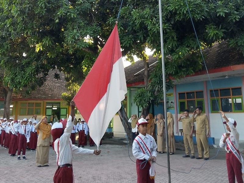 PELAKSANAAN UPACARA BENDERA RUTIN