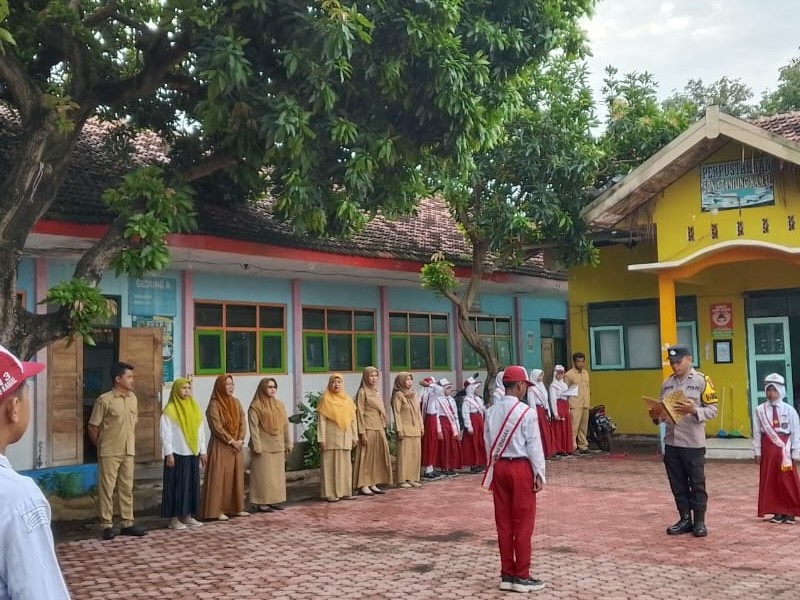PELAKSANAAN UPACARA SETIAP HARI SENIN
