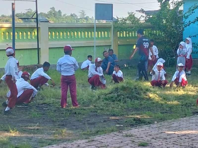 MELAKSANAKAN KERJA BAKTI