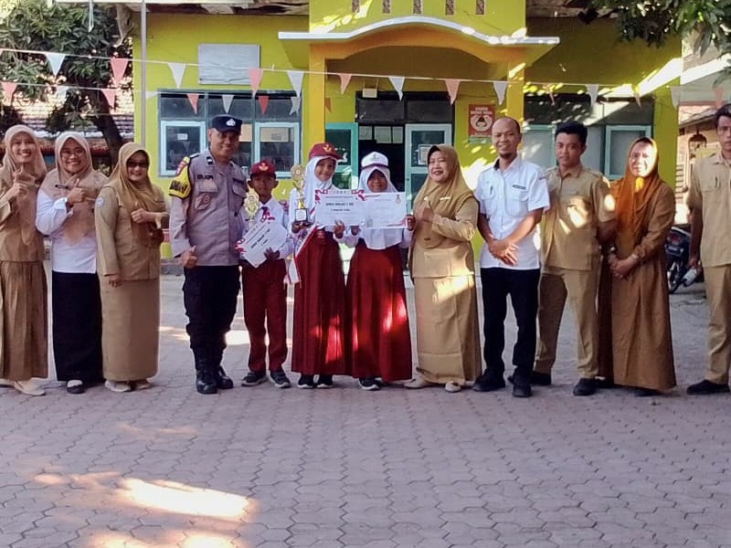 KEGIATAN FOTO BERSAMA BAPAK BHABINKAMTIBMAS
